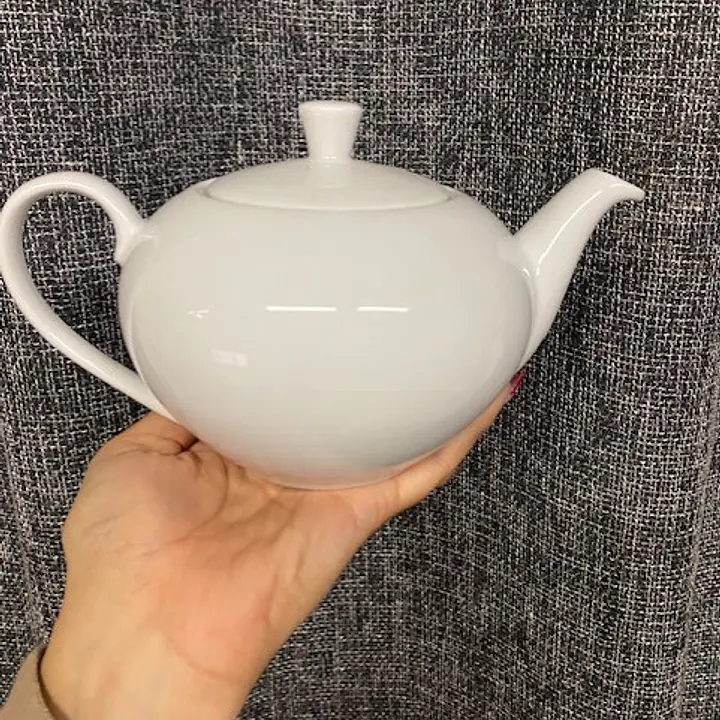 tea pot Schonwald germany 910 white with 4 cups brand:oneida - Master