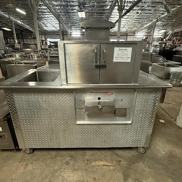 Mobile Cart With Steamer and Ice Bin. L.P. GAS - Master